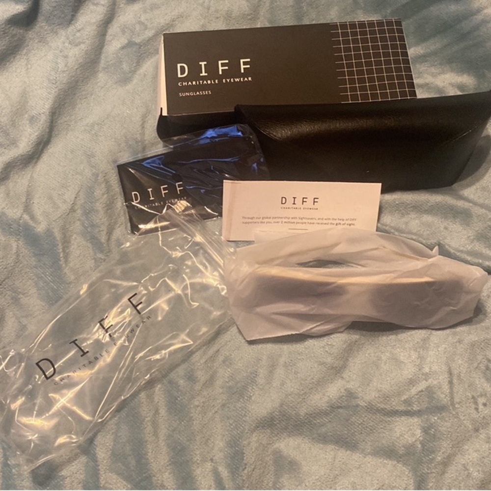 NWT Unisex DIFF EYEWEAR Sunglasses With Original Box, Glass Satin Cloth & Case - Picture 3 of 9